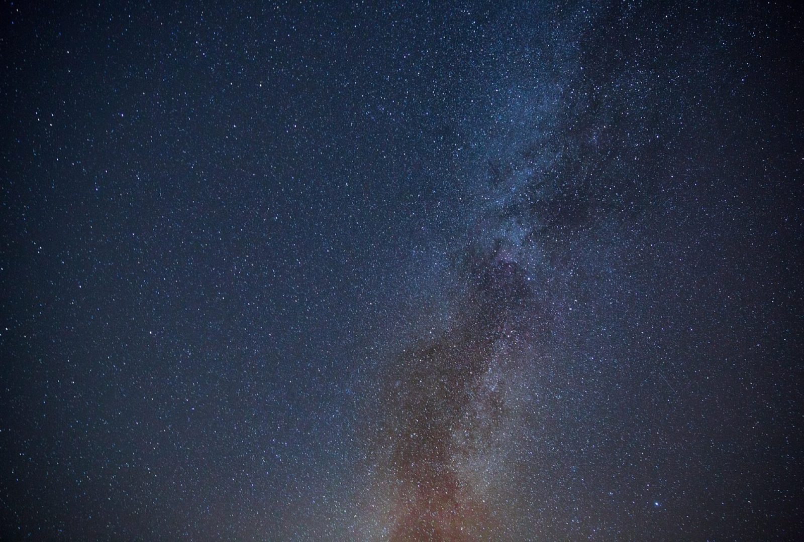 木瓜云平台数据看板风格的夜空背景，深紫色星空与霓虹光晕交织，展现信息导航平台的科技感与专业氛围